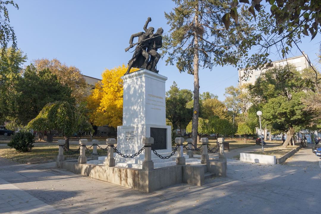 Споменик у центру Прокупља